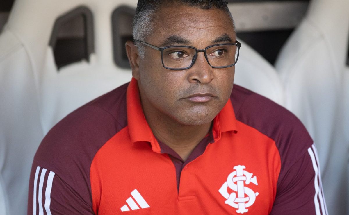Roger Machado recebe elogios pela vitória e críticas por problema recorrente do Internacional