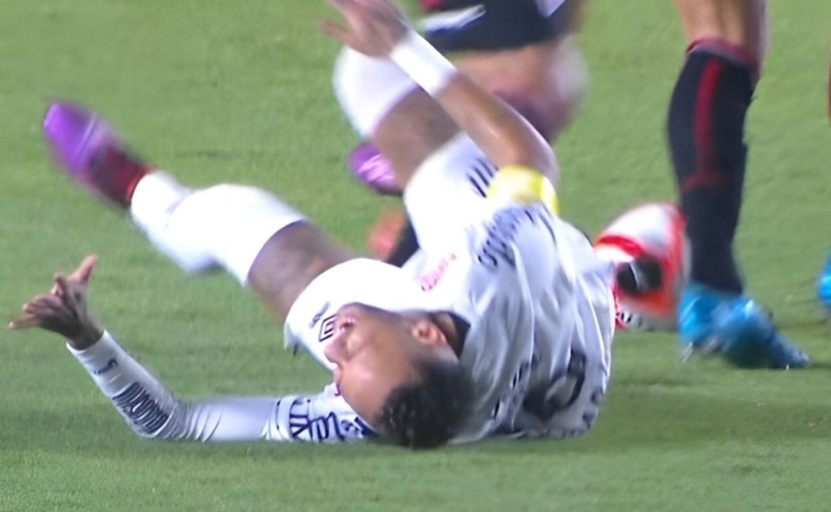 Neymar reestreia pelo Santos e torcida ironiza violência em campo: “Bem-vindo de volta”