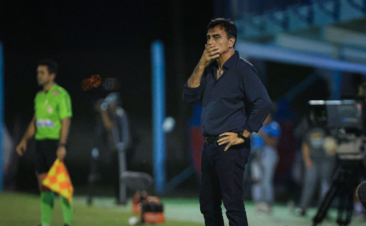 Torcida do Grêmio critica Quinteros por escalar pendurado Villasanti antes do Gre-Nal: “E se toma cartão?”