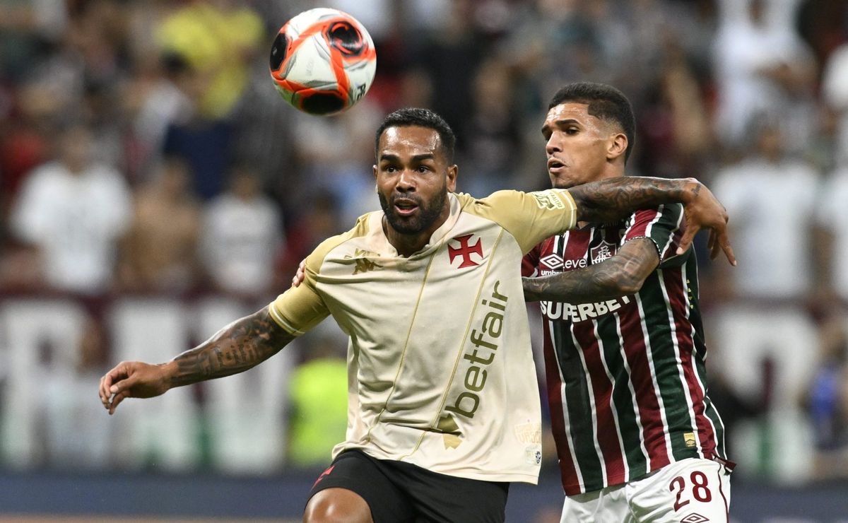 Fluminense vence o Vasco de virada em Brasília e segue vivo no Carioca