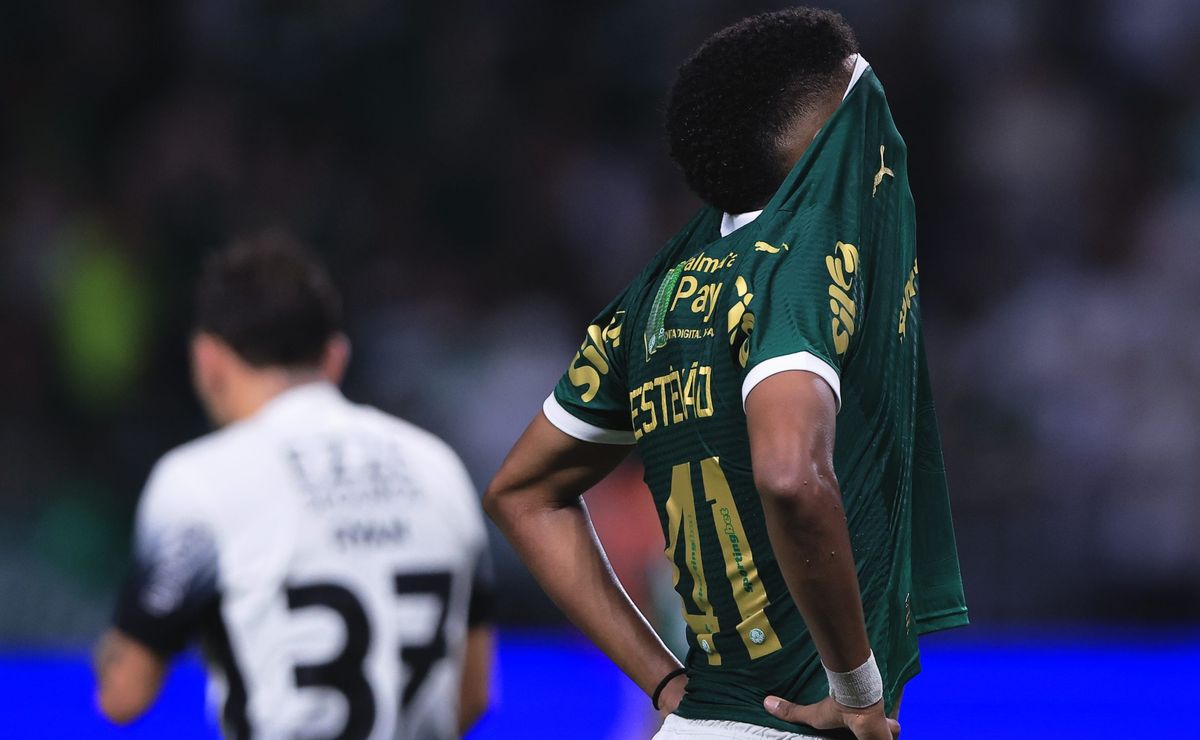 Palmeiras perde pênalti, com um a mais, e empate com Corinthians pelo Paulistão 2025
