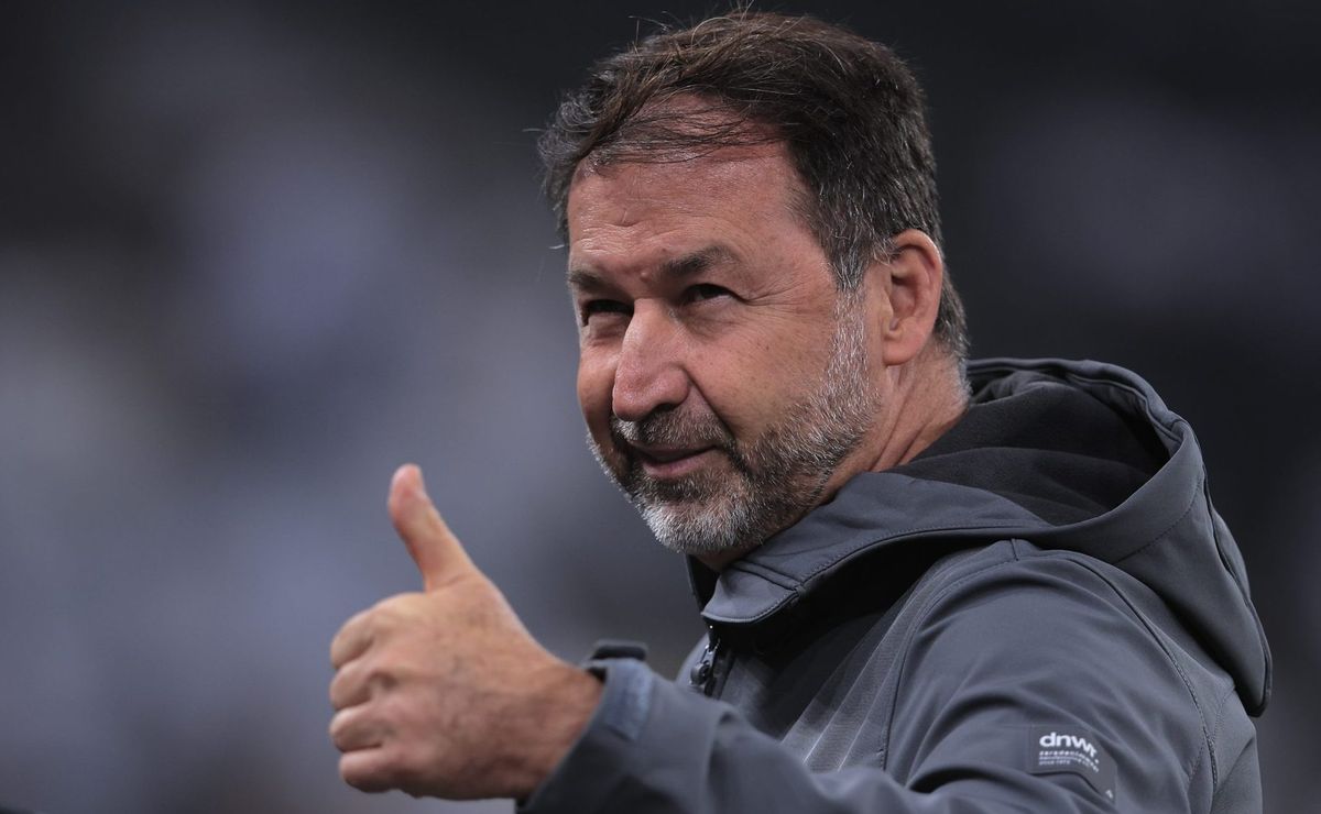 Augusto Melo aceita vender titular do Corinthians e espera propostas irrecusáveis por Breno Bidon