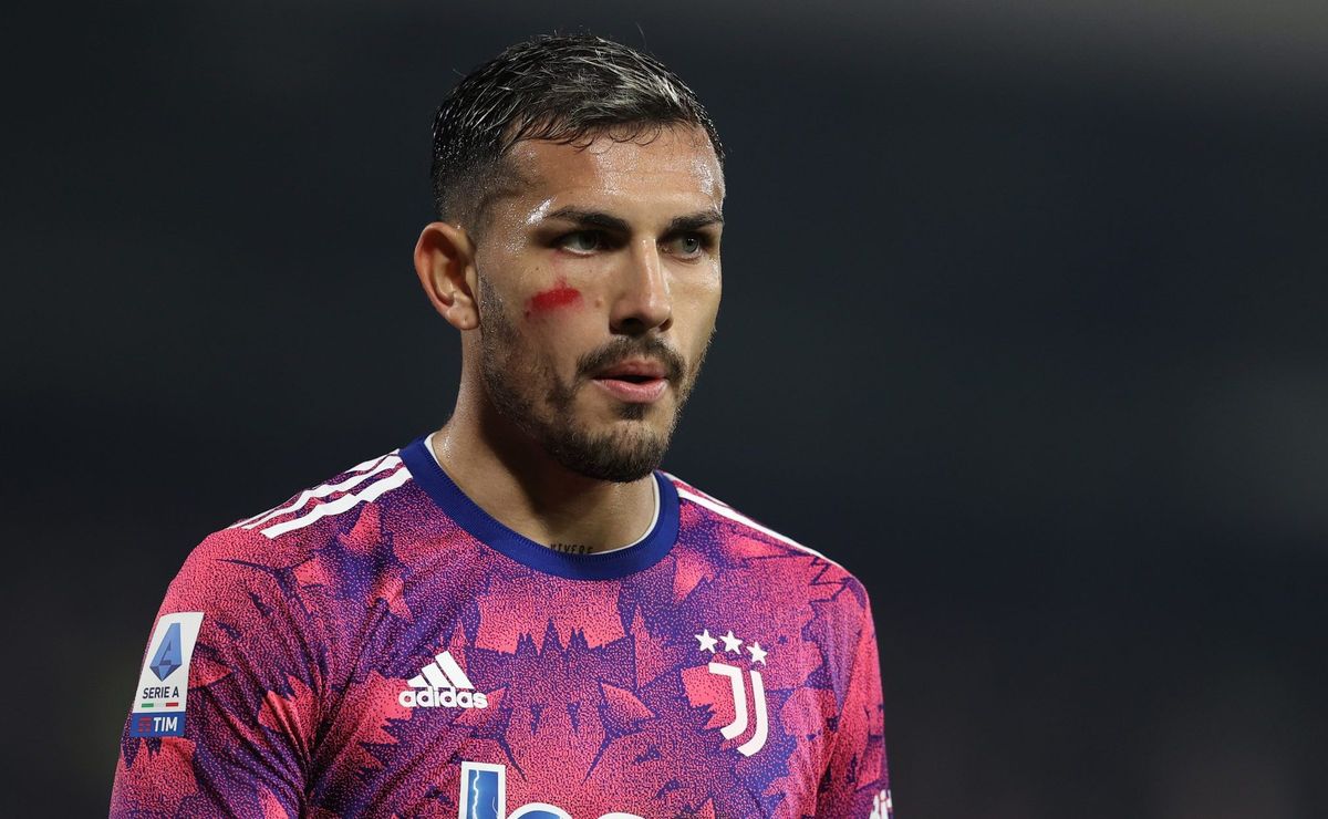 Leandro Paredes assina até junho de 2026 e comunica Santos que renovou com a Roma