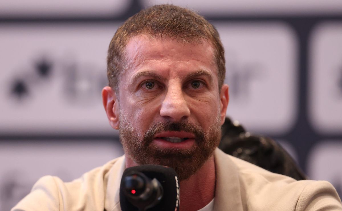 Erik busca rescisão contratual com clube japonês após ouvir proposta do Vasco de Pedrinho