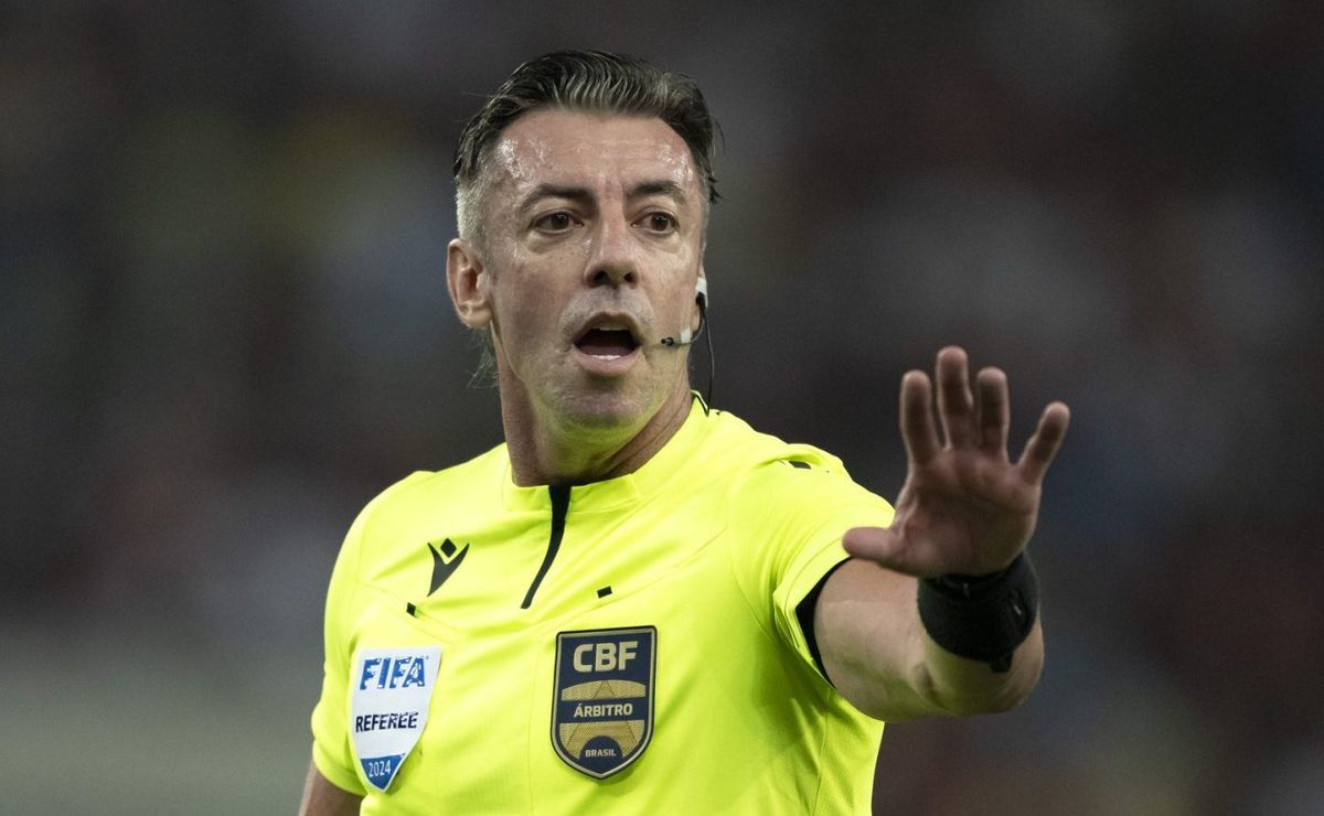 Raphael Claus gera polêmica em Palmeiras x Corinthians e é criticado na web: “Só faz valer regra…”