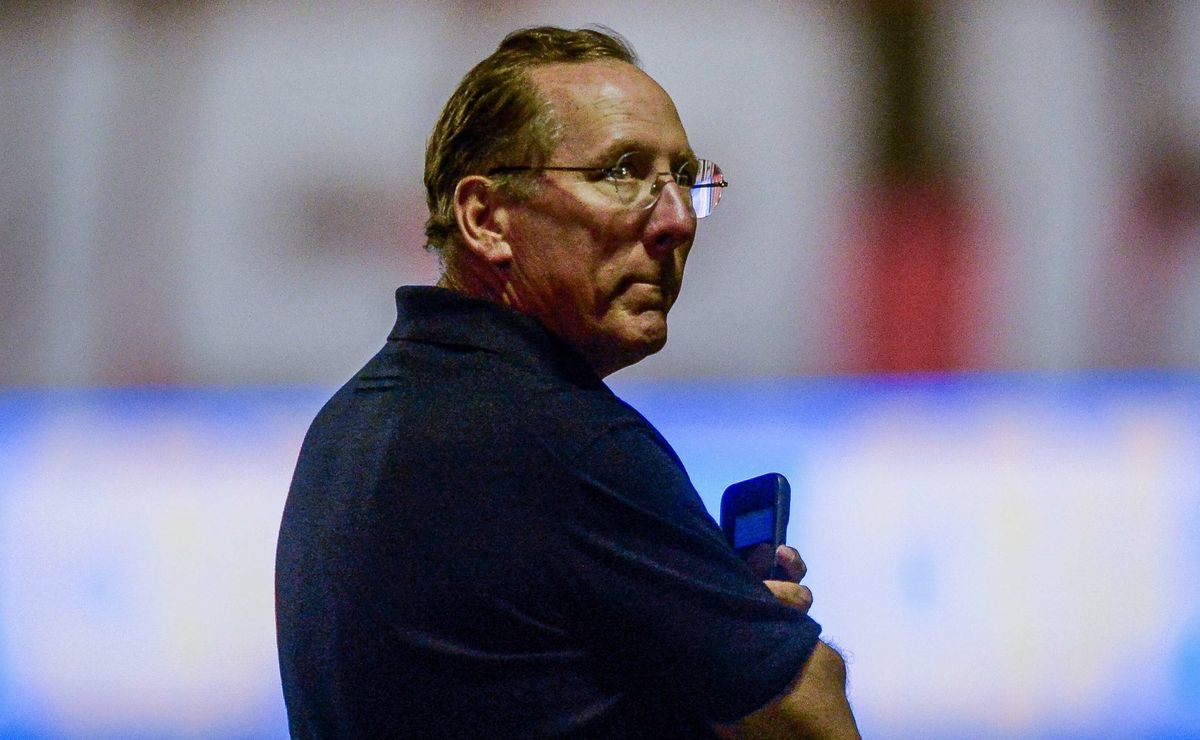 John Textor vê Botafogo prejudicado pelo gramado e enviará um ofício à Ferj