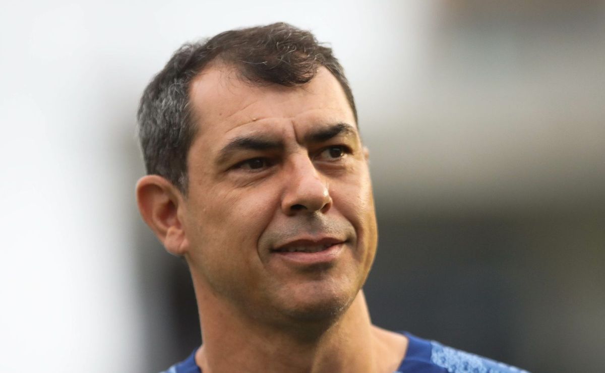 Carille é informado que o Vasco avançou para contratar Erik, atacante ex-Palmeiras