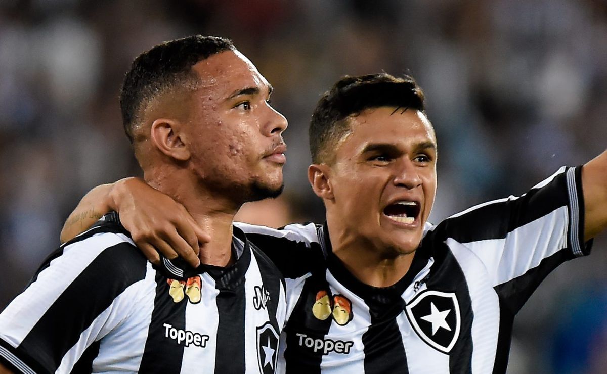 Santos avalia a contratação do atacante Erik, ex-Botafogo e Palmeiras, que joga no futebol japonês