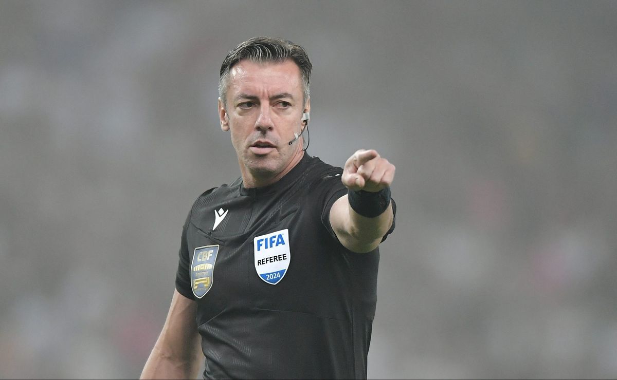 Raphael Claus acertou e não houve invasão no pênalti perdido por Estêvão em Palmeiras x Corinthians, diz VSR