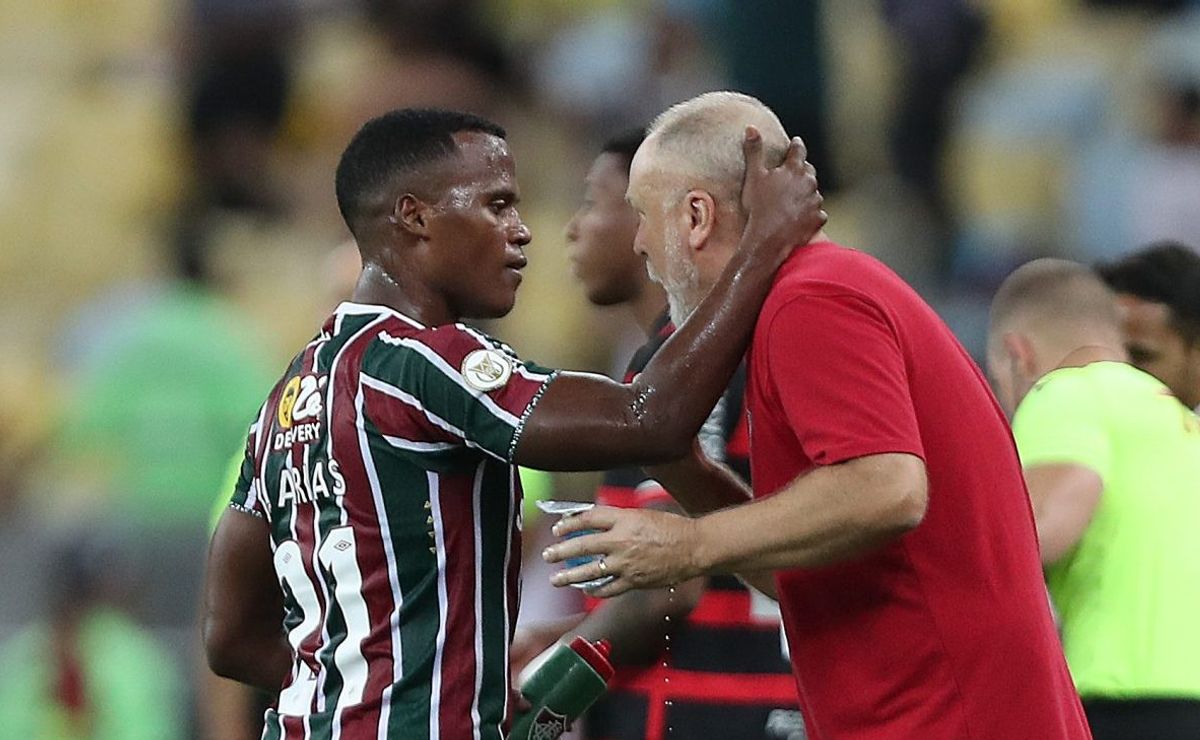 Arias se destaca em nova função no Fluminense e Mano Menezes aprova