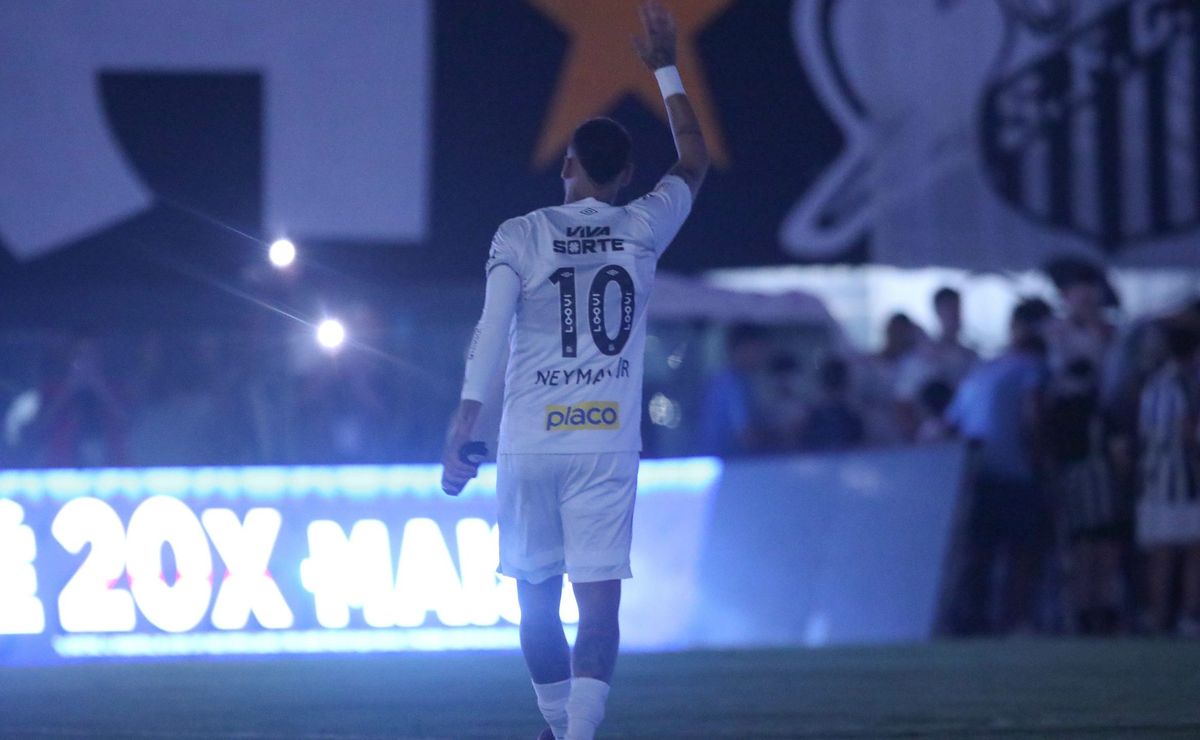Camisa de Neymar em reestreia pelo Santos vai para leilão; saiba o preço