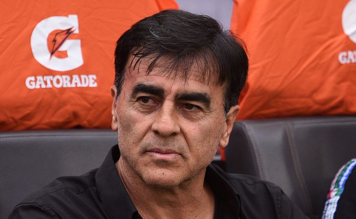 Quinteros toma decisão drástica antes de Grêmio x Internacional e torcida repercute: “Vai ter que gastar”