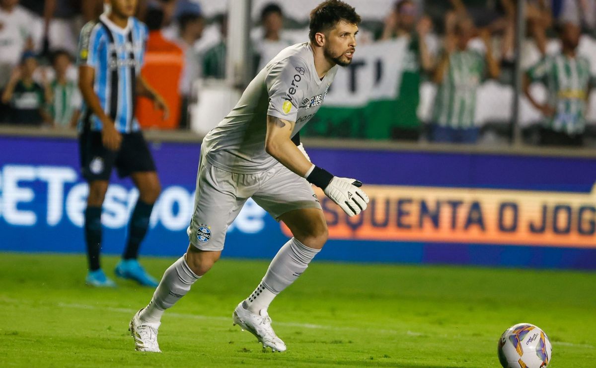 Diretor do Grêmio manda recado para a torcida sobre situação de Volpi