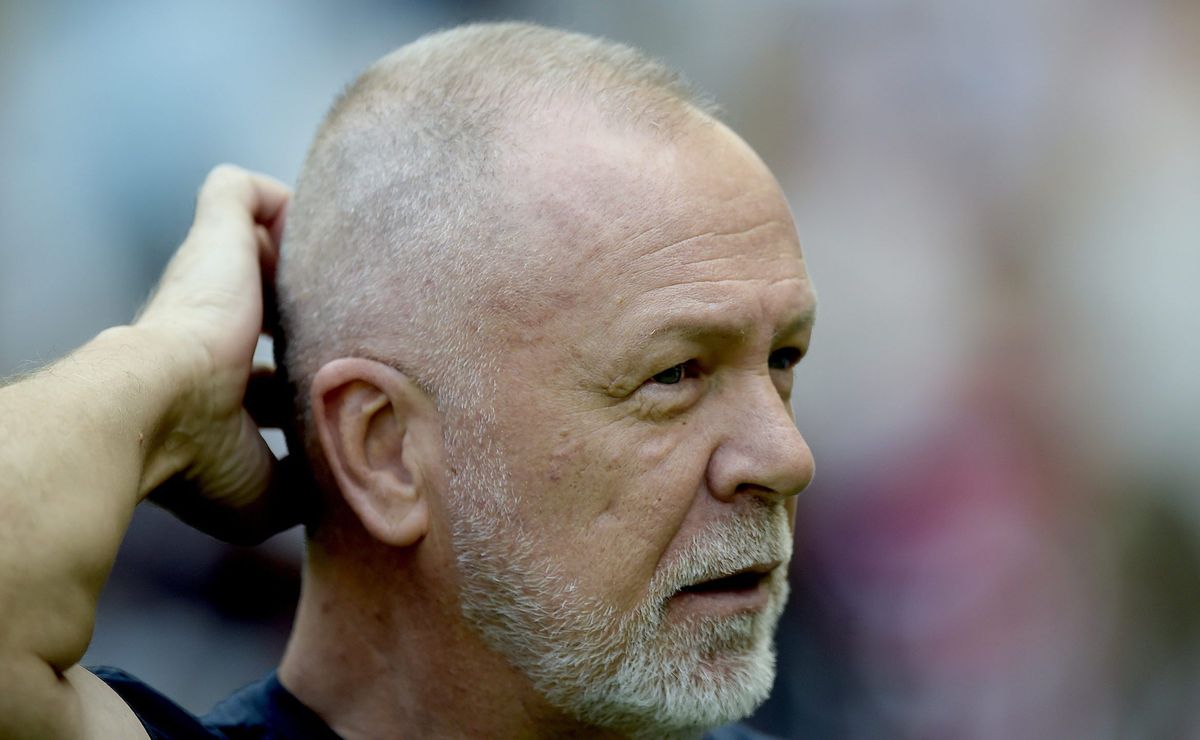 Torcida do Fluminense cobra explicações de Mano Menezes sobre a ausência de Keno no clássico