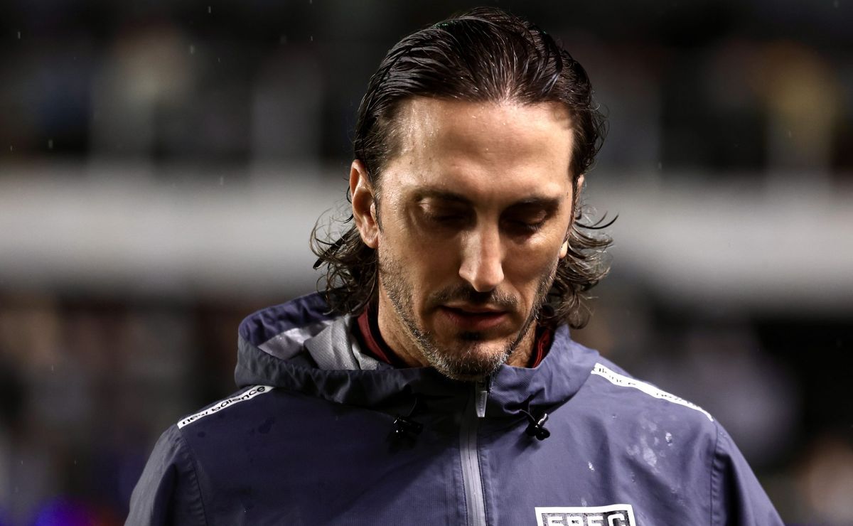 Zubeldía irrita torcida do São Paulo após não colocar Ryan Francisco contra RB Bragantino