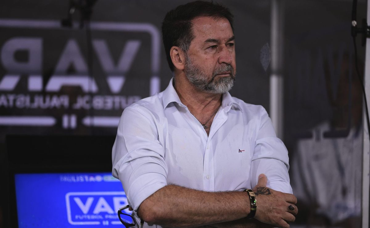 Corinthians se mobiliza contra declarações polêmicas de Mário Gobbi em protesto no Parque São Jorge