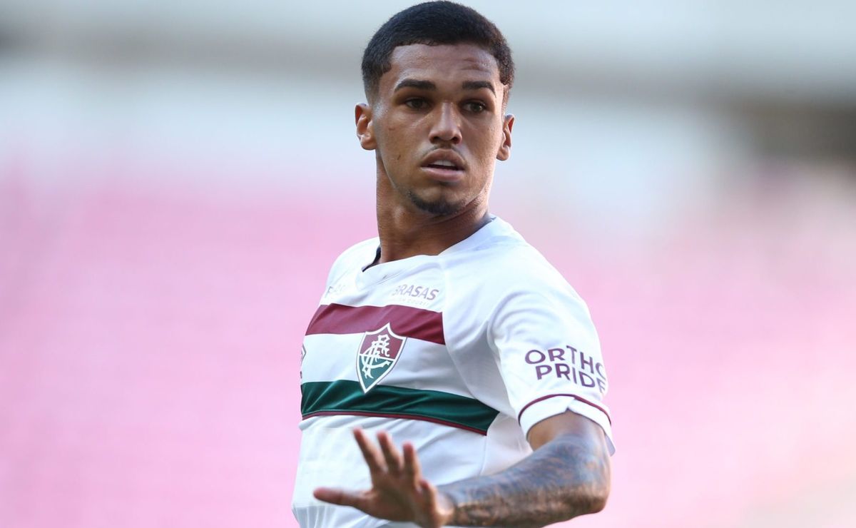 José Ilan cobra Mano Menezes sobre titularidade de Riquelme Felipe no Fluminense