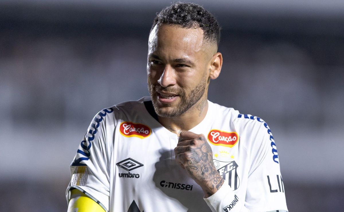 Neymar visita os Meninos da Vila, incentiva jovens e relembra sua trajetória no Santos