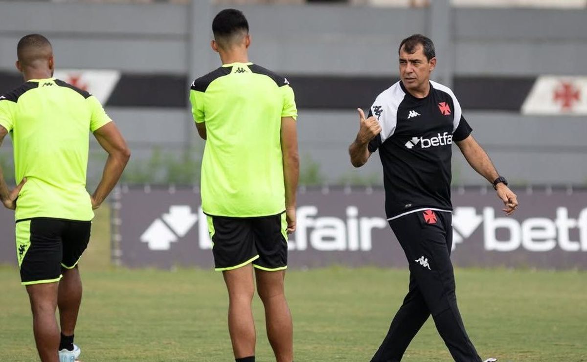 Torcida do Vasco sugere escalação para enfrentar o Sampaio Corrêa e exige Payet titular