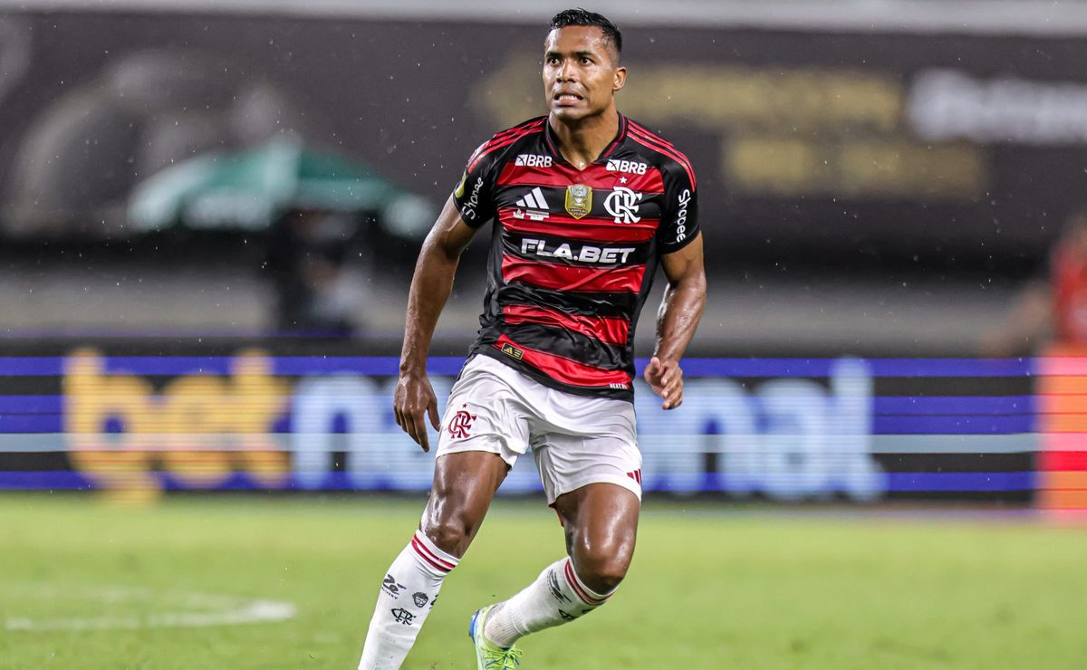 Alex Sandro é retirado de campo com possível lesão e gera preocupação no Flamengo