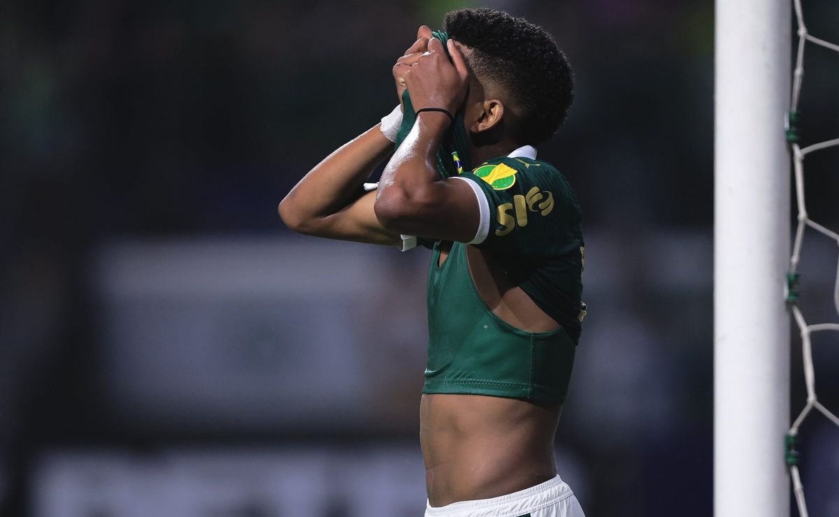 Estevão tem explicação de psicóloga após pênalti perdido pelo Palmeiras contra o Corinthians: “Estranho seria…”