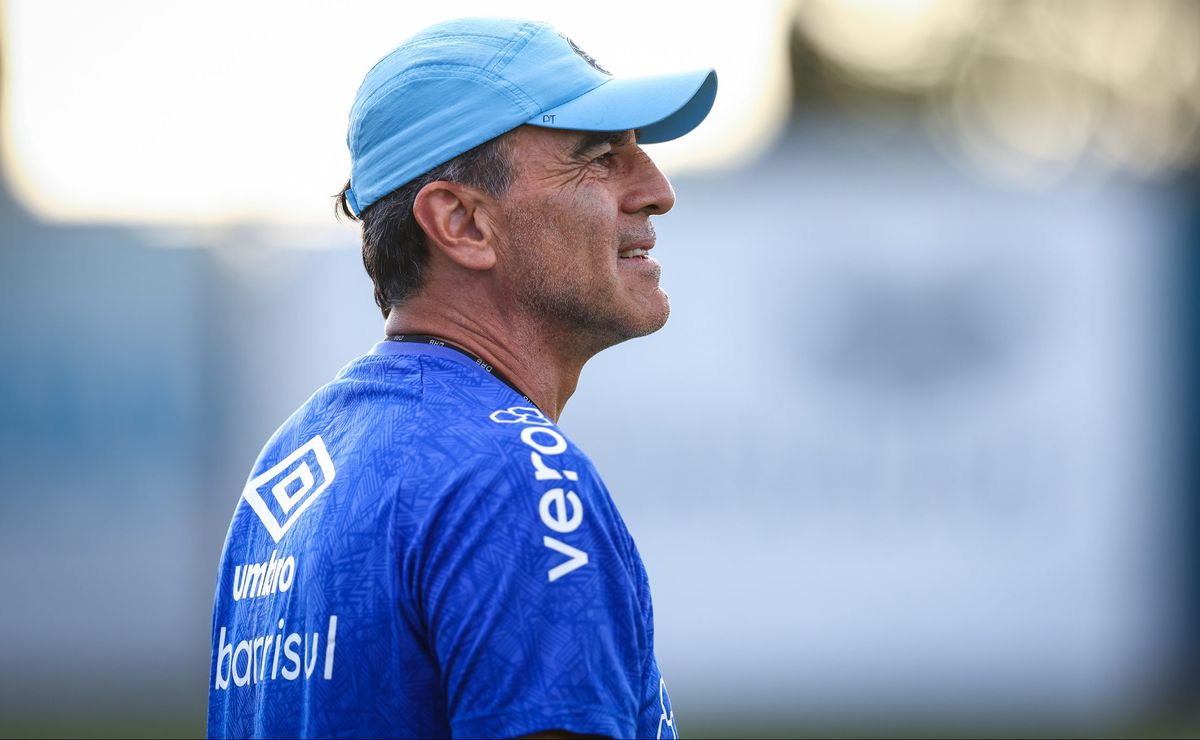 Gustavo Quinteros define urgência no elenco e Grêmio busca atender pedido no mercado da bola