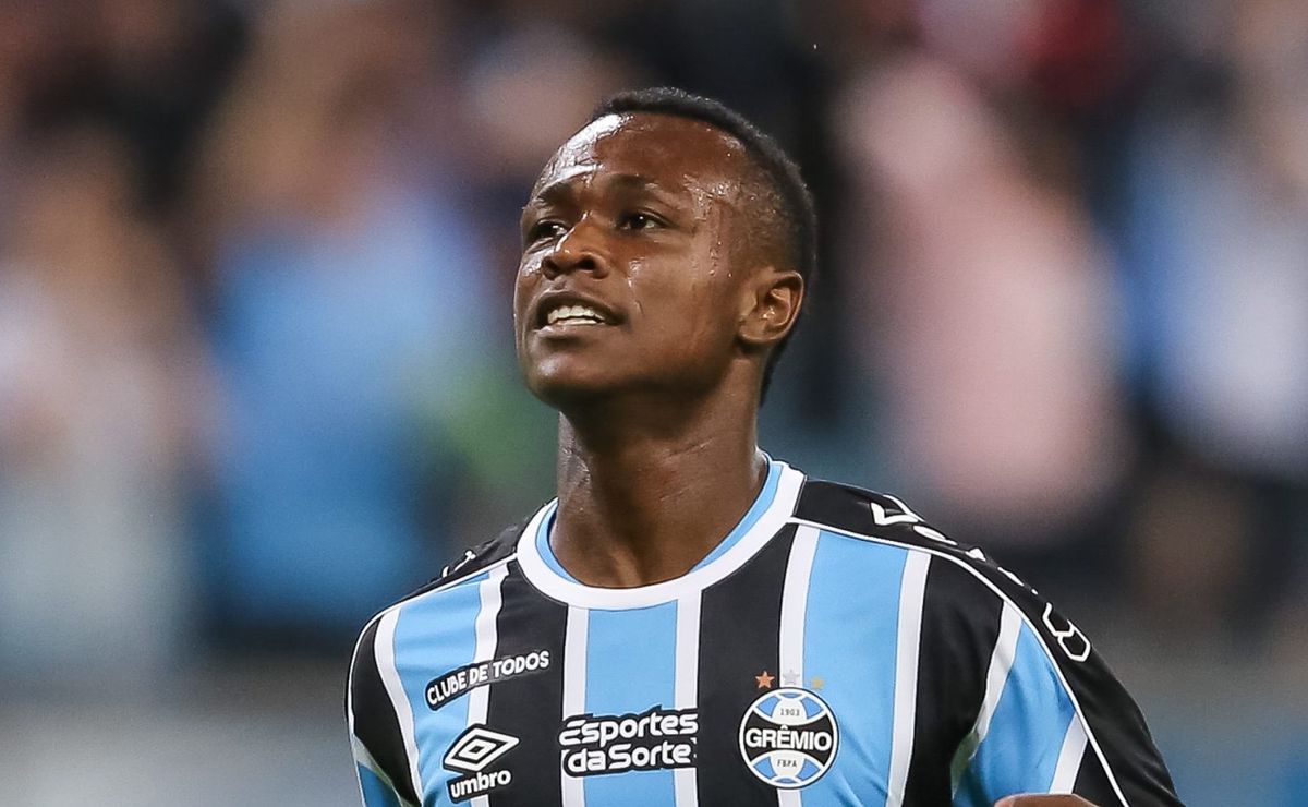 Nathan Fernandes recebe ligação de Gustavo Quinteros e tem reviravolta no Grêmio em negócio com Botafogo