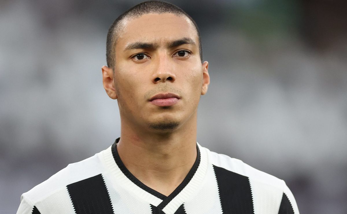 Escalação do Botafogo: Serafim será titular e Glorioso mudará defesa contra Flamengo