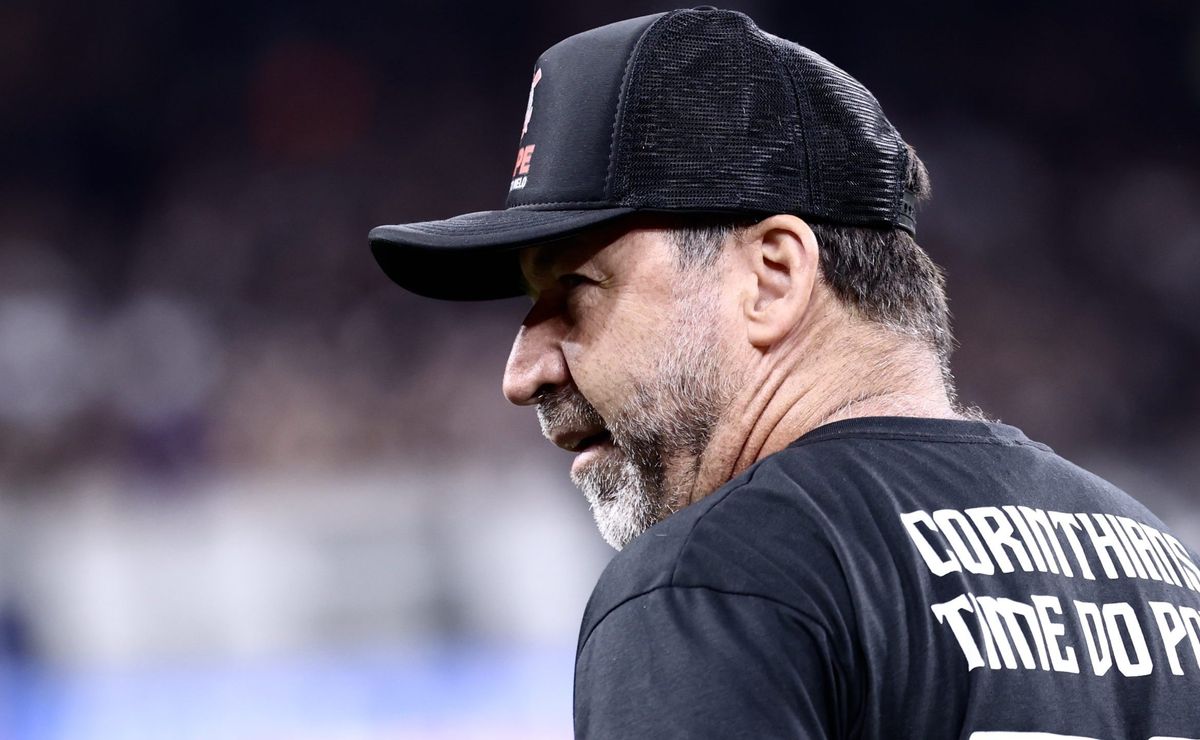 Havaianas celebra parceria com Corinthians e alfineta ex-diretor: “Todo mundo usa, menos…”