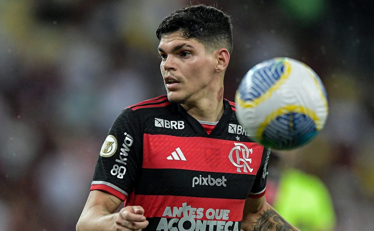 Decisivo em clássicos, Ayrton Lucas busca atingir feito inédito diante do Botafogo