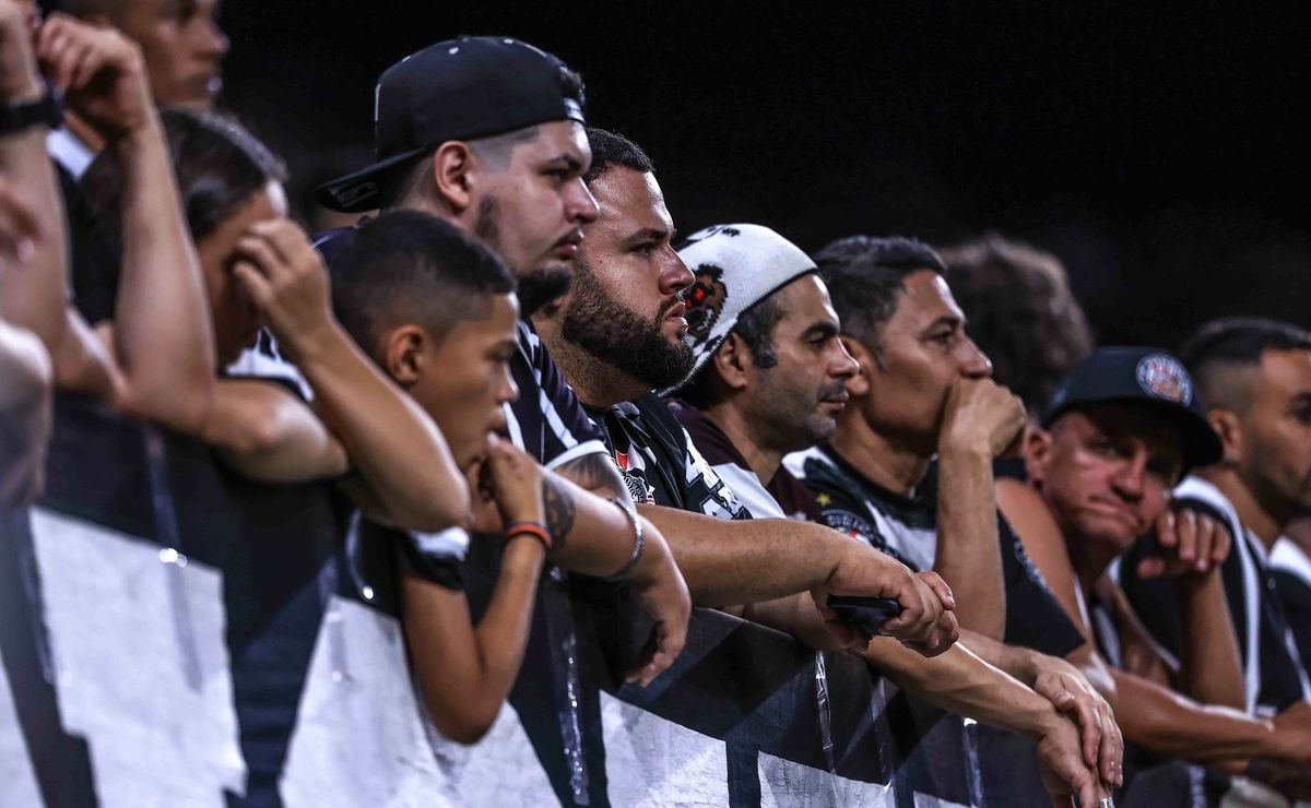 Torcedores do Corinthians se revoltam com ingressos vendidos por influenciadores na partida contra o Santos