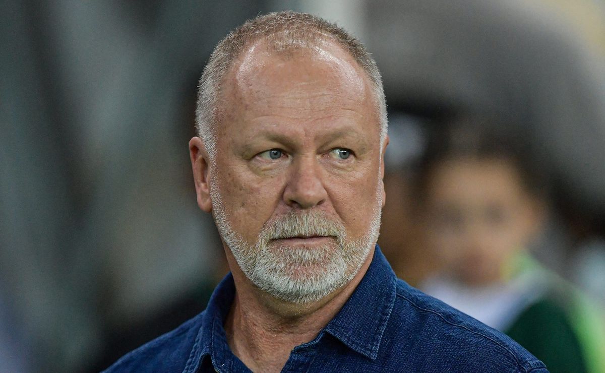 Mano Menezes recebe informação no Fluminense que Galo aceita liberar Otávio