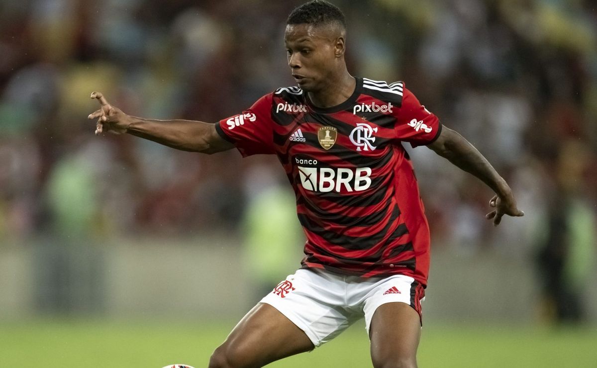Cria do Flamengo volta a jogar após quase um ano parado por lesão na Inglaterra