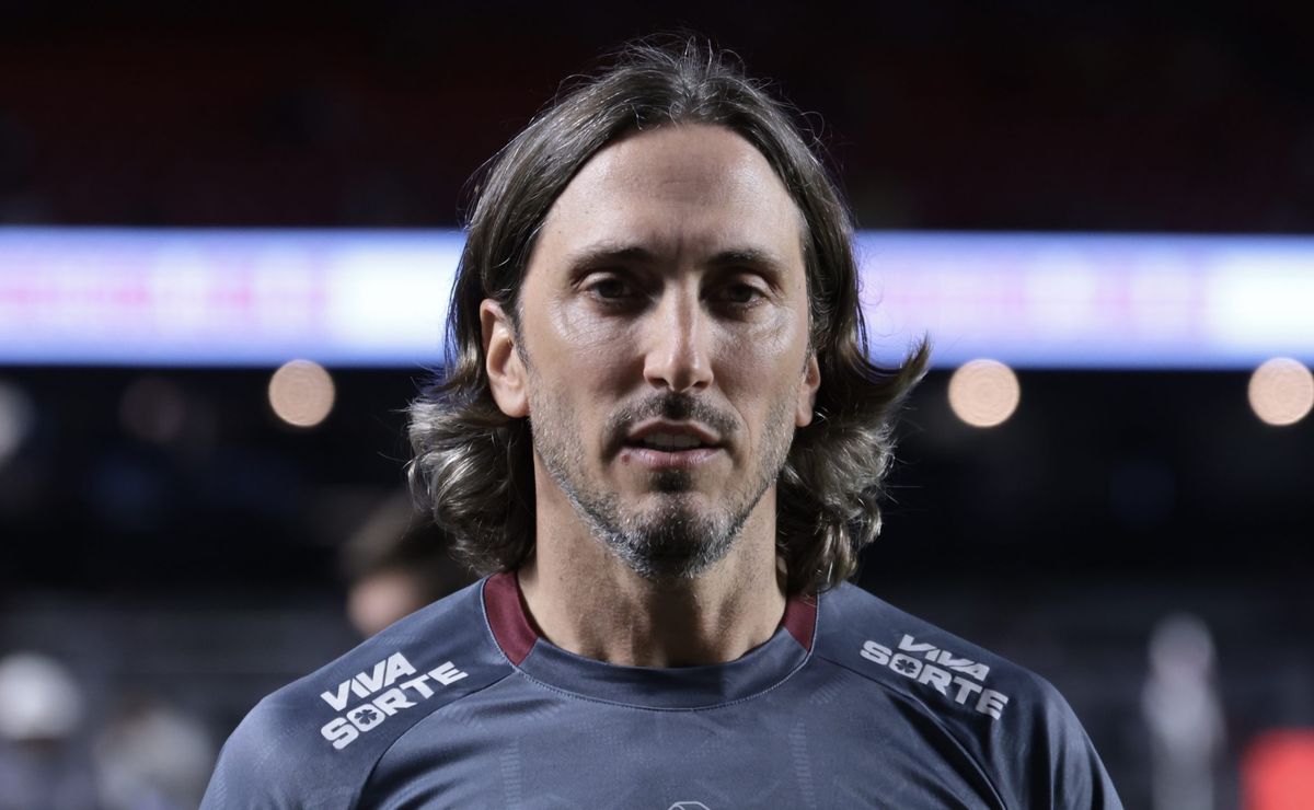 Luan e Liziero não devem ganhar chance no São Paulo mesmo com saída de Longo