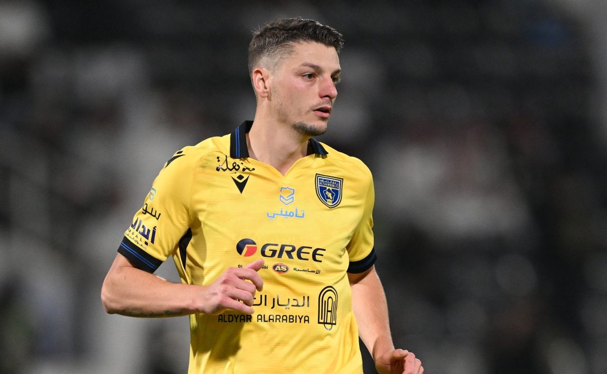 Gustavo Quinteros exige zagueiro e Andrei Girotto, do Al-Taawoun, é bem avaliado no Grêmio