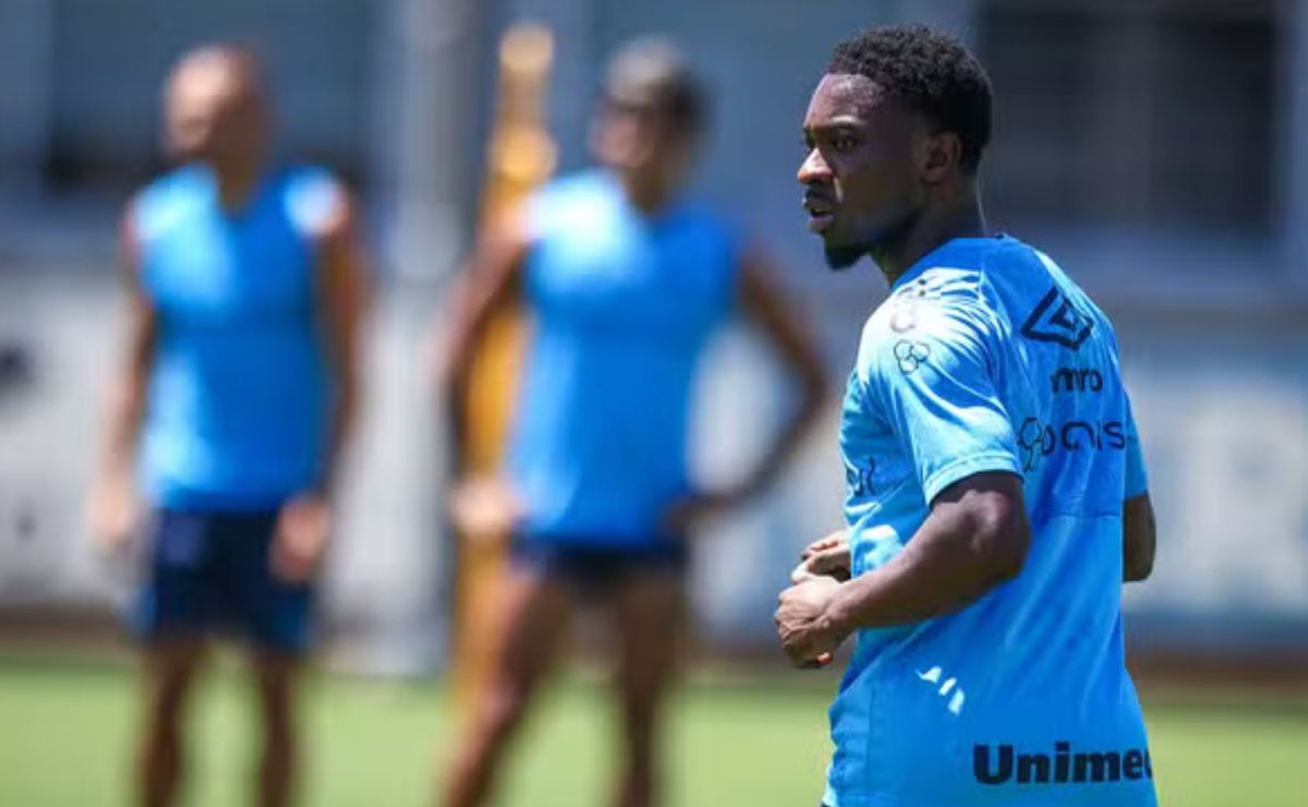 Amuzu faz revelação sobre acerto com o Grêmio e cita ajuda de Quinteros: “Foi uma decisão”