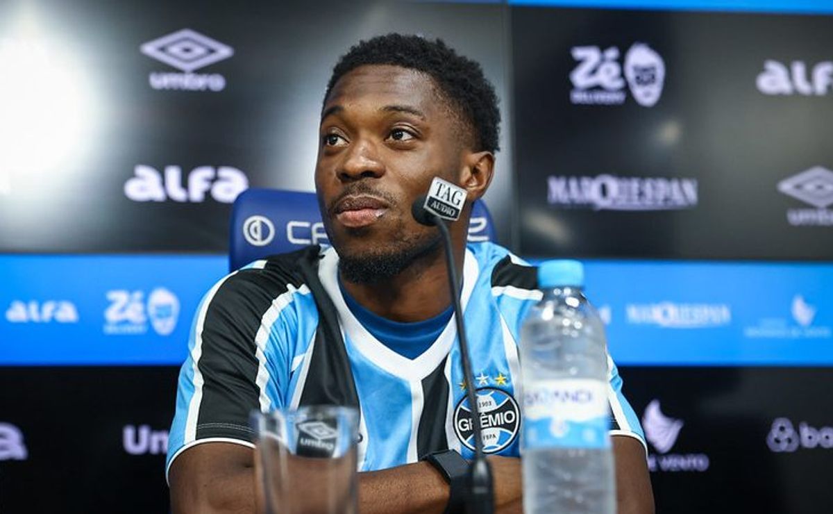 Amuzu é apresentado no Grêmio e revela impacto do Gre-Nal e torcida apaixonada