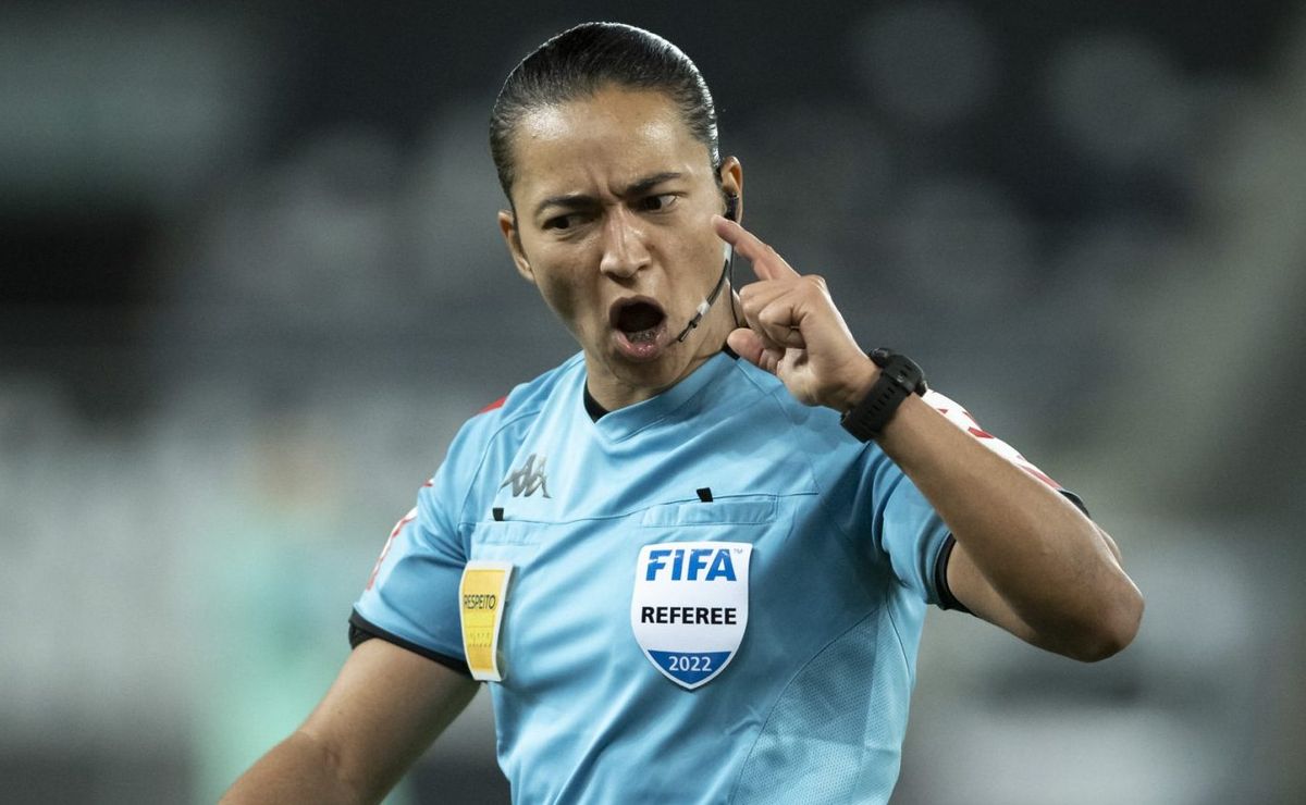 Edina Alves é reprovada em Corinthians x Santos por Hugo Souza após pênalti não marcado no 1º tempo