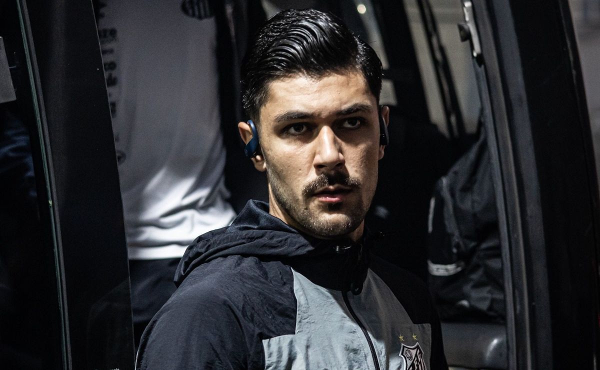 Santos se opõe a Caixinha e decide negociar João Basso ainda nesta janela de transferências