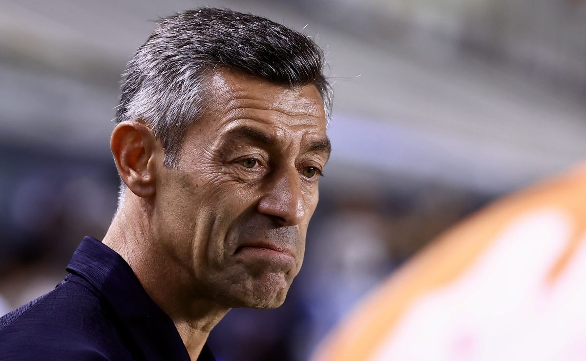 Demissão de Pedro Caixinha ganha força no Santos logo após a derrota para o Corinthians