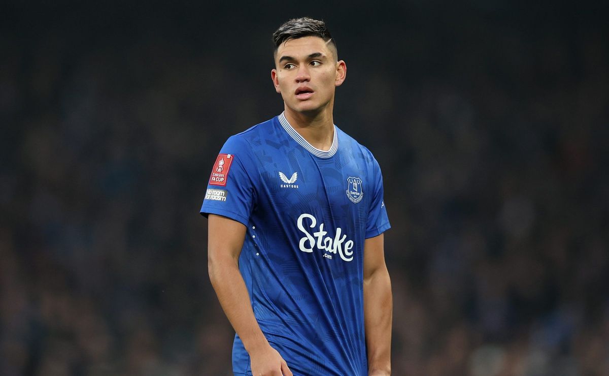 Flamengo avalia situação de Alcaraz no Everton e condição chega a diretoria de Bap