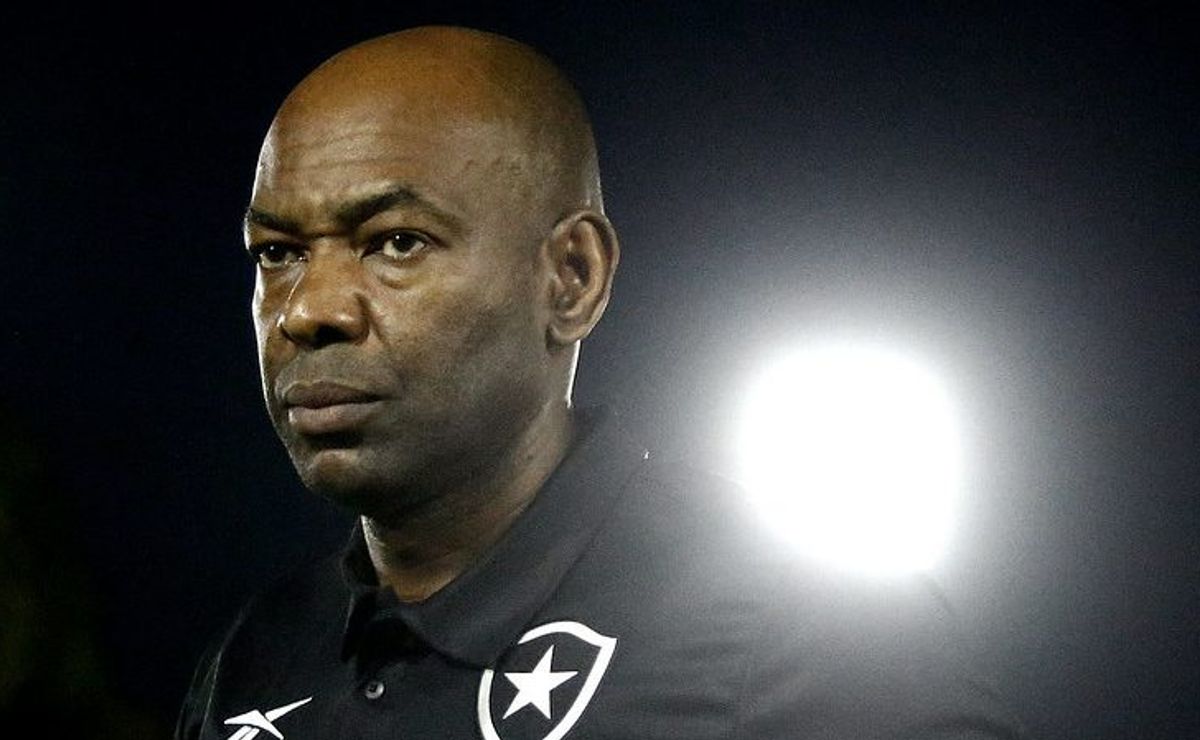 Caçapa afirma que tem condições de ser efetivado no Botafogo: “Estou pronto”