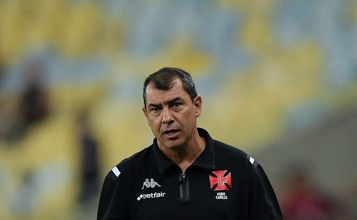 Torcida do Vasco pede demissão de Carille após clássico contra o Flamengo