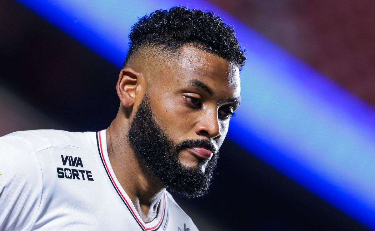 Zagueiro do São Paulo vira prioridade de Thiago Carpini para repor saída de Wagner Leonardo