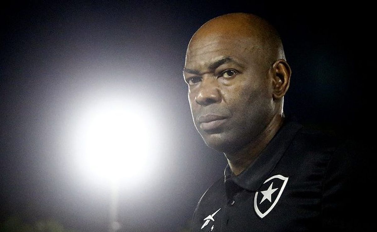 Caçapa analisa empate do Botafogo e projeta desafios para a reta final do Carioca