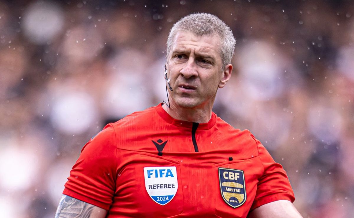 Anderson Daronco recebe veredito do VAR de pênalti em Matheus Pereira em Cruzeiro x América-MG