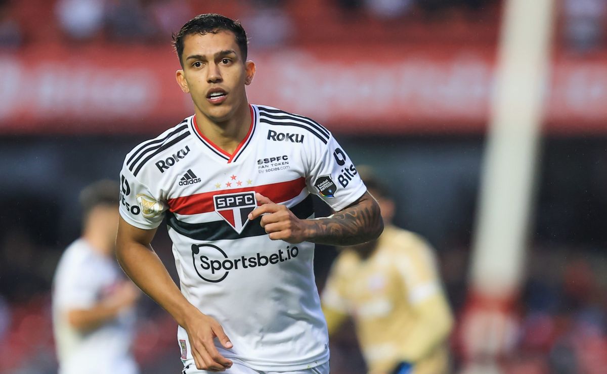 Igor Vinícius fica em situação crítica em Palmeiras x São Paulo e torcida pede saída do lateral