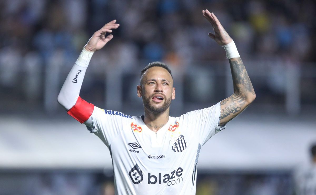 Neymar é ovacionado ao marcar 1° gol em retorno ao Santos contra Água Santa: “muito gênio”