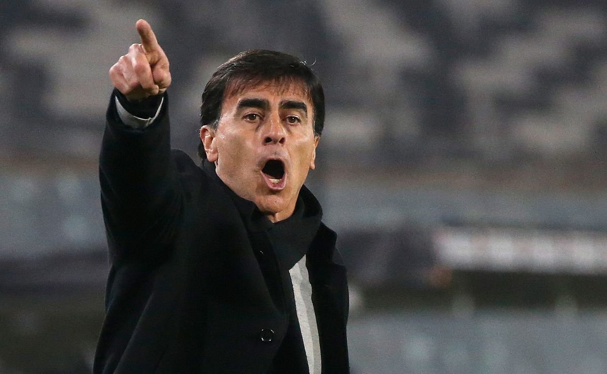 Gustavo Quinteros pede centroavante e Grêmio vai atrás de jogador para fazer sombra em Braithwaite