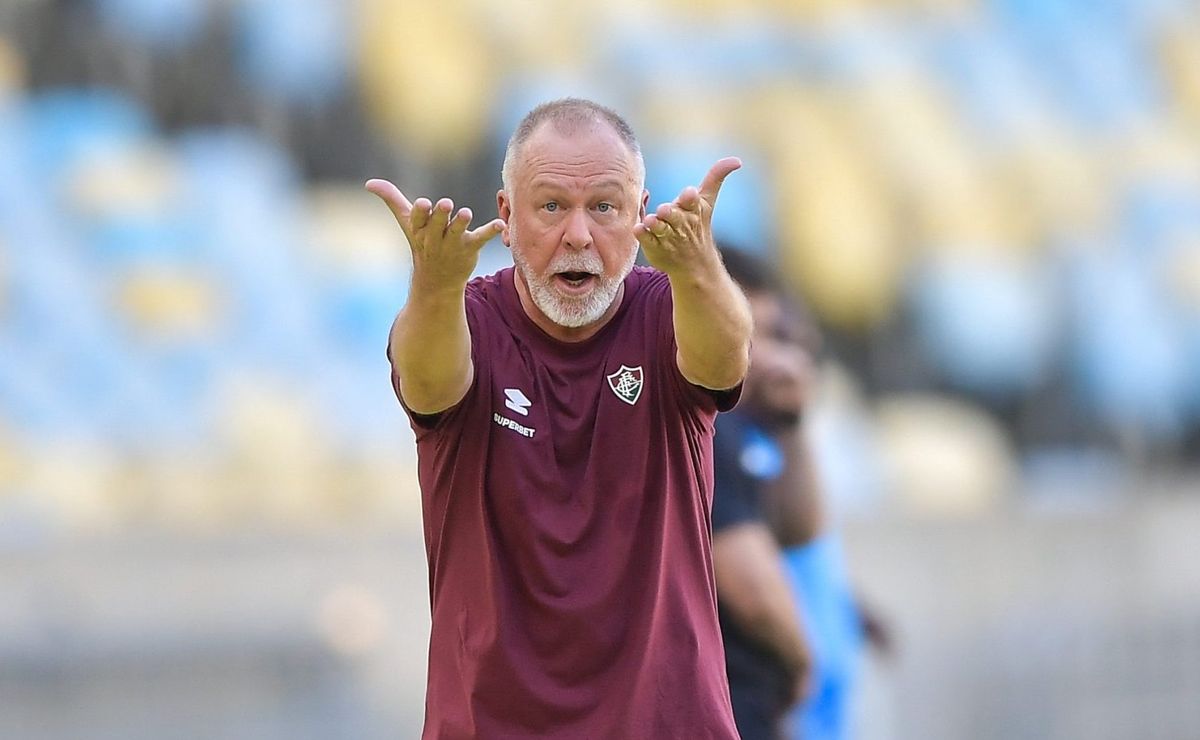 Mano Menezes explica posicionamento de Riquelme no ataque do Fluminense e critica: “Falta valência”